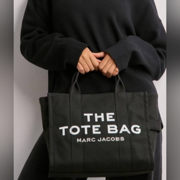 Marc Jacobs Handbags - Marc Jacob THE TOTE BAG medium